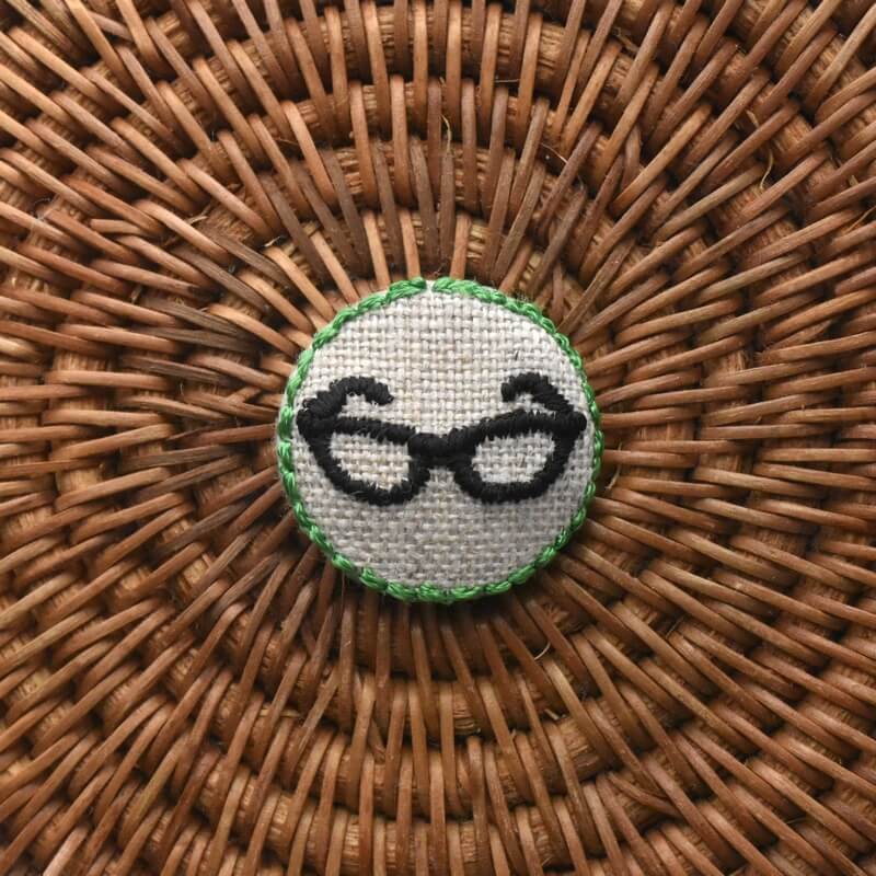 黒ぶちメガネくるみボタン刺繍ブローチ/22