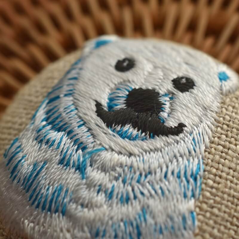 白熊ブルーくるみボタン刺繍ブローチ/38