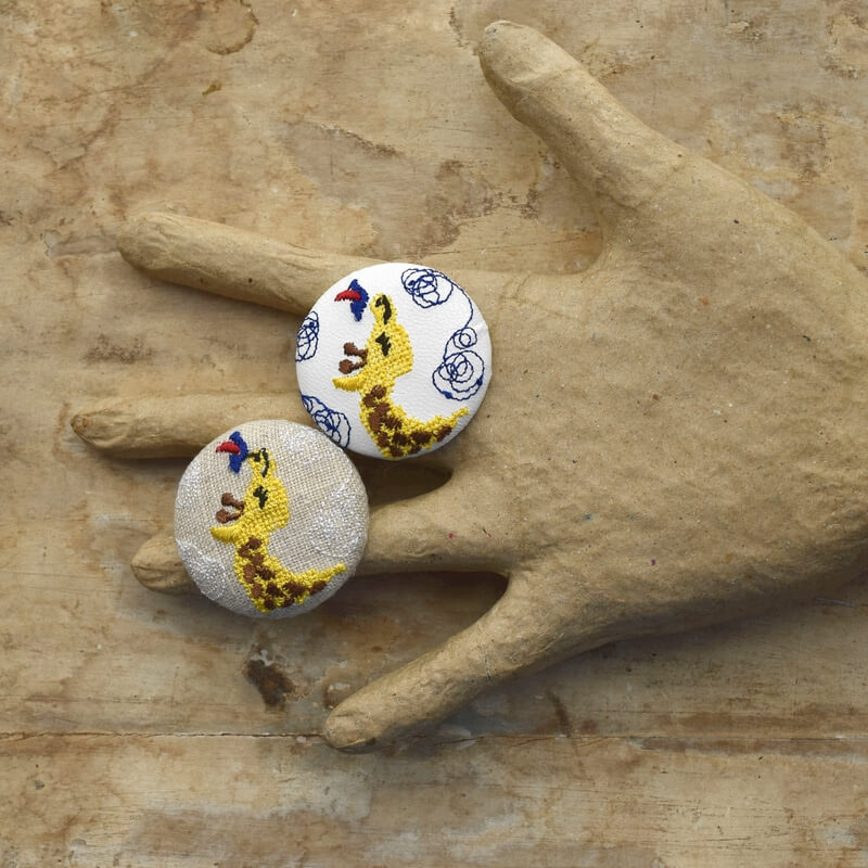 キリンくるみボタン刺繍ブローチ/38