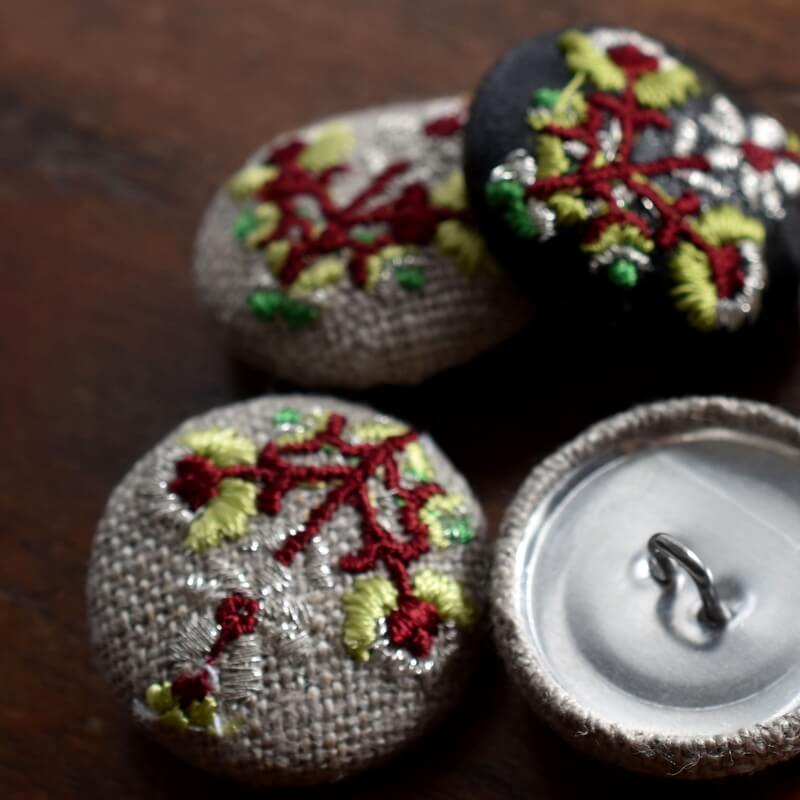 お花3輪シルバーくるみボタン刺繍ブローチ/22