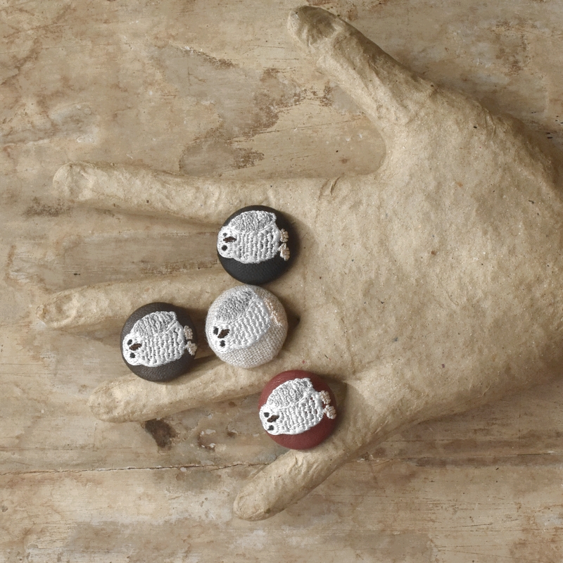 白フクロウくるみボタン刺繍ブローチ/22