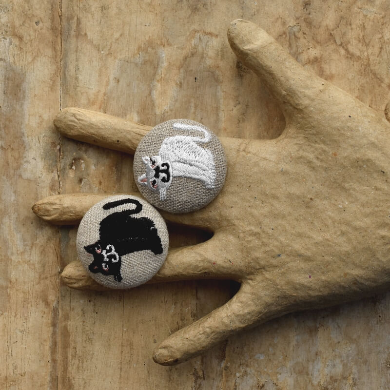 桃色猫にやりくるみボタン刺繍ブローチ/38