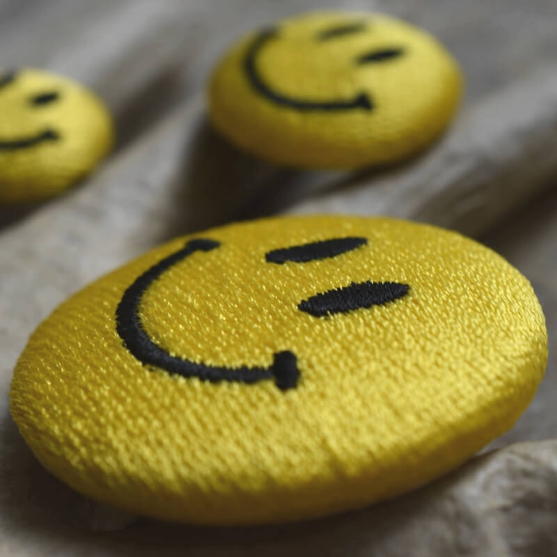 ニコちゃんマーク刺繍のくるみボタン