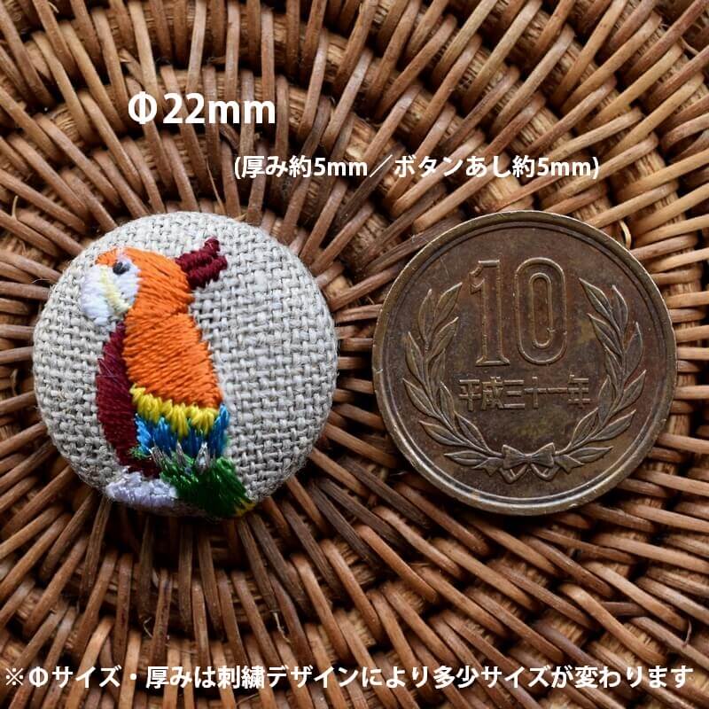 オレンジオウム･くるみボタン刺繍ブローチ/22