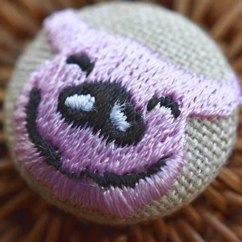 子ぶたくるみボタン刺繍ブローチ/22