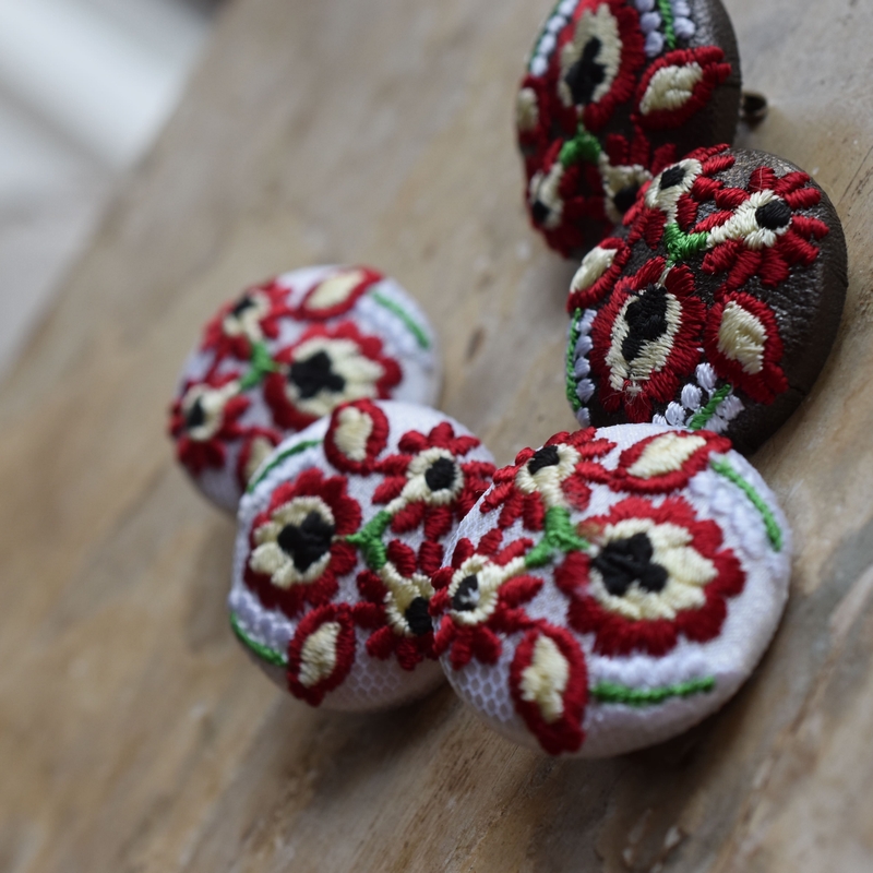 白いハンガリー実と花くるみボタン刺繍ブローチ/29