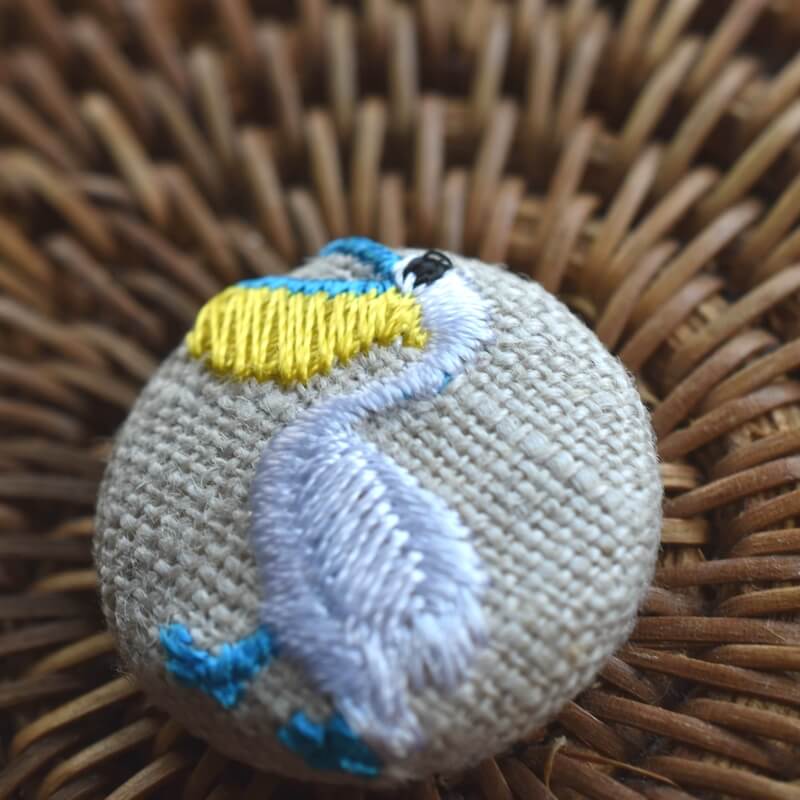 ペリカン･くるみボタン刺繍ブローチ