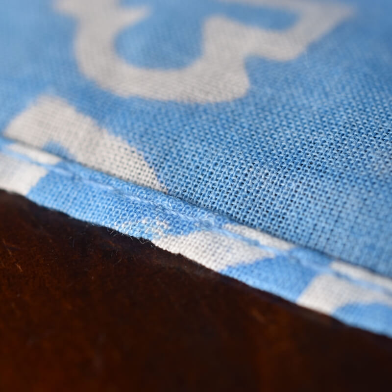 羽ばたく鳥のプリントハンカチ