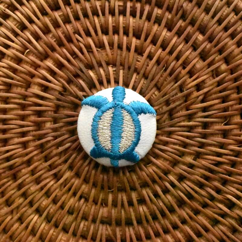 青いホヌ海亀くるみボタン刺繍ブローチ/22