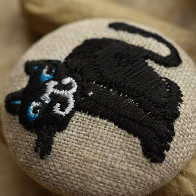 青色猫にやりくるみボタン刺繍ブローチ/38