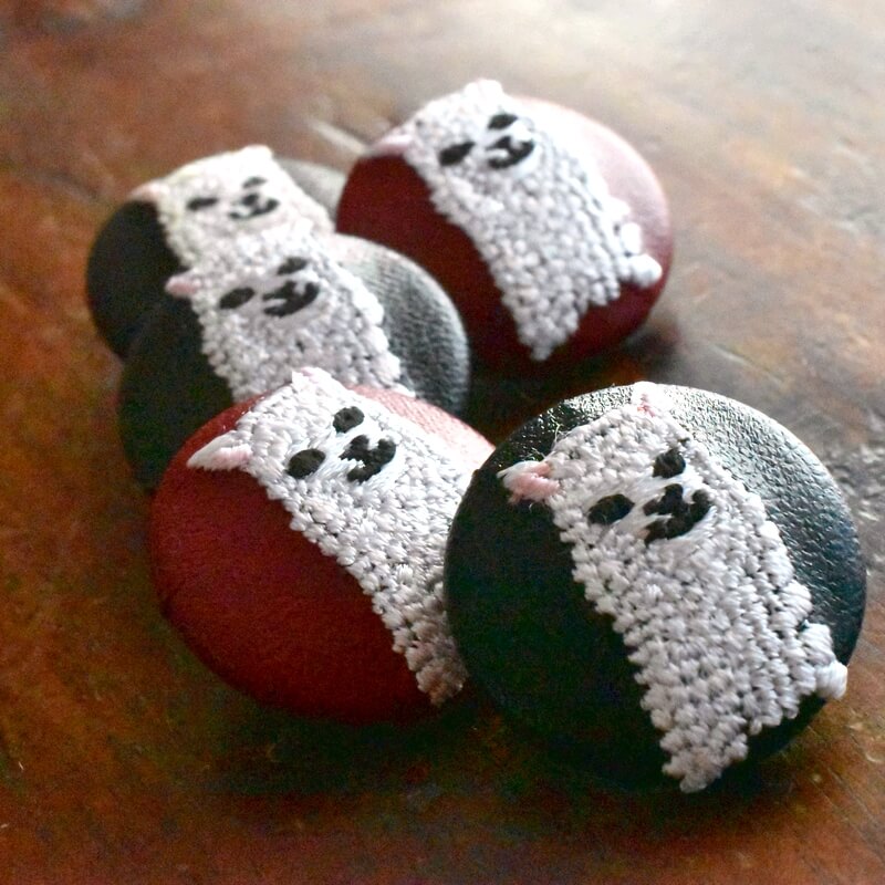 アルパカくるみボタン刺繍ブローチ/29