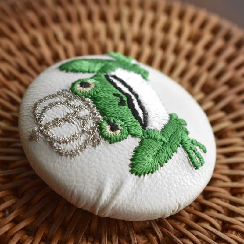 銀カエルKINGくるみボタン刺繍ブローチ/38