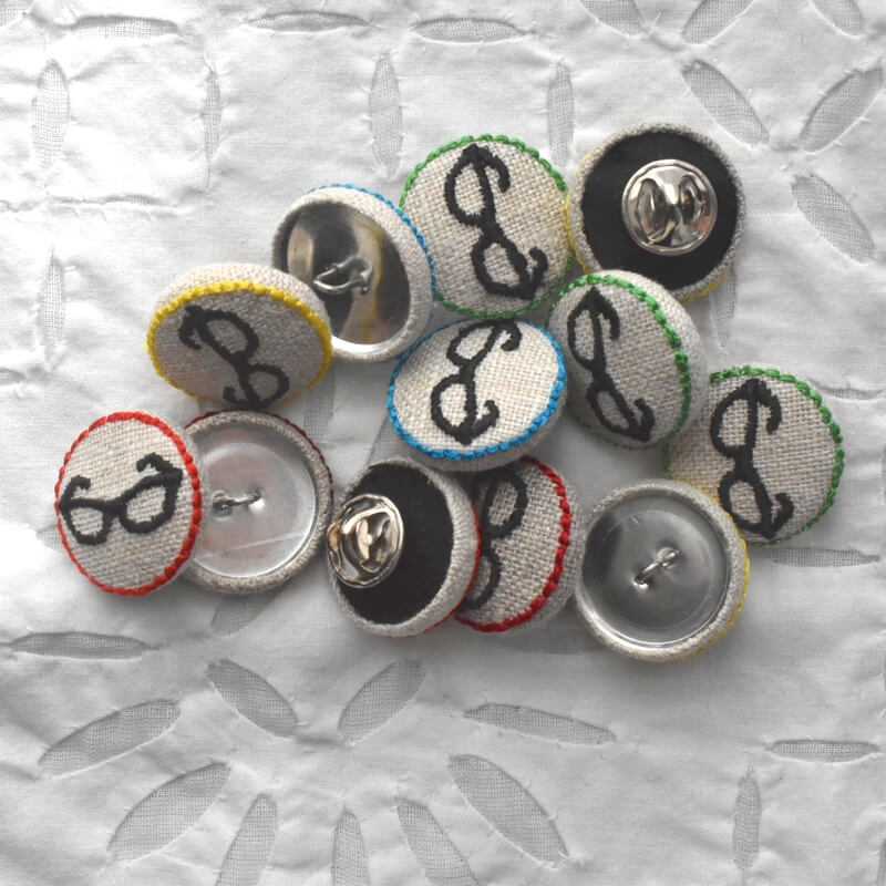 黒ぶちメガネくるみボタン刺繍ブローチ/22