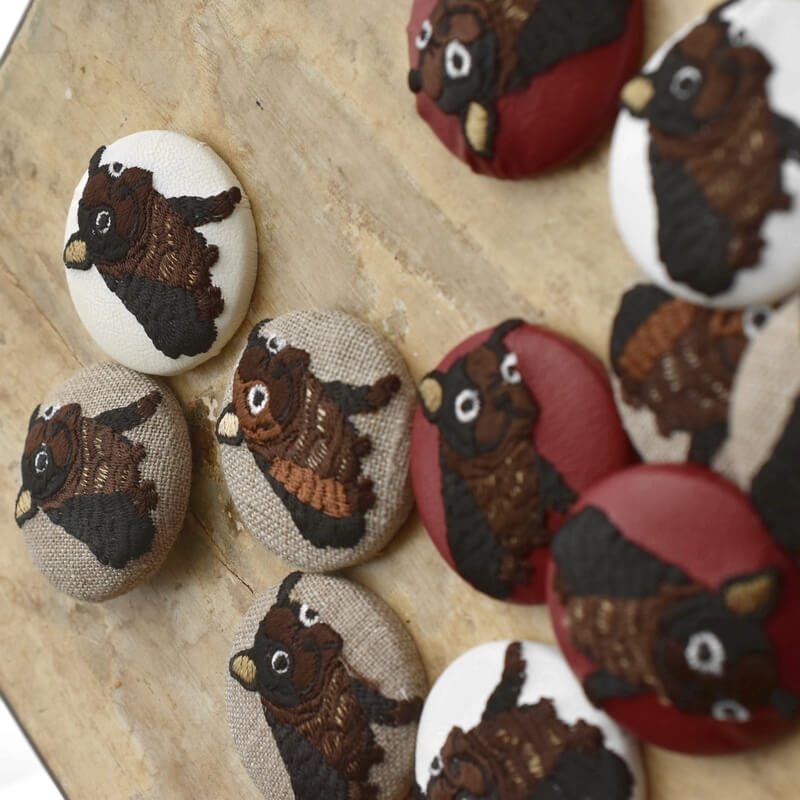 茶色いフレンチブルドックくるみボタン刺繍ブローチ/38