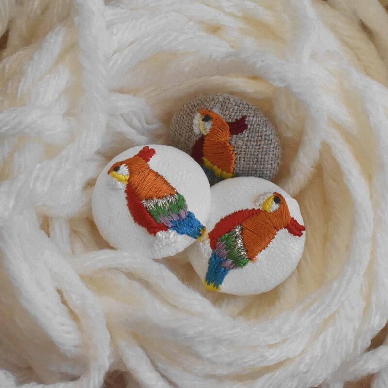 オレンジオウム･くるみボタン刺繍ブローチ/22