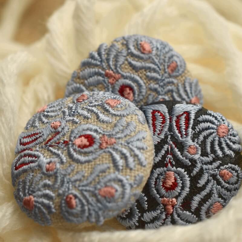 ハンガリー孔雀くるみボタンブルー刺繍ブローチ/29