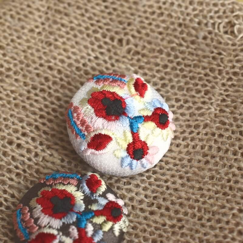 ピンク色ハンガリー実と花くるみボタン刺繍ブローチ/29