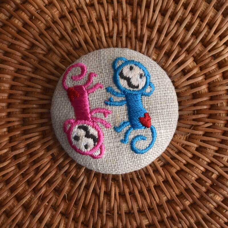 おさるダンスくるみボタン刺繍ブローチ/38