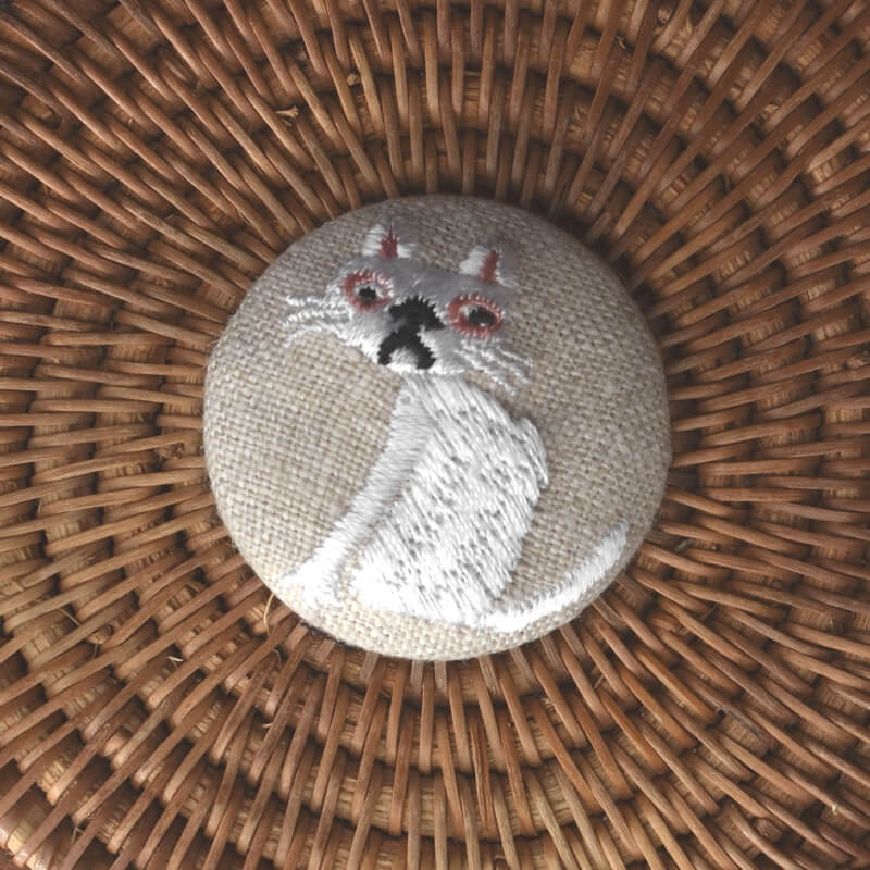 桃色猫へのじくるみボタン刺繍ブローチ/38