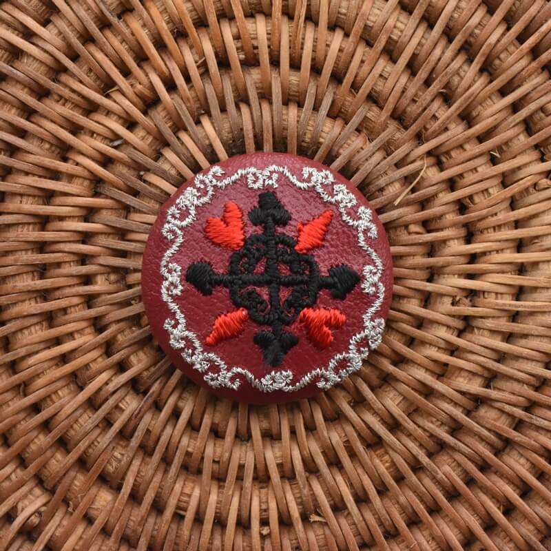 銀トランプくるみボタン刺繍ブローチ/29