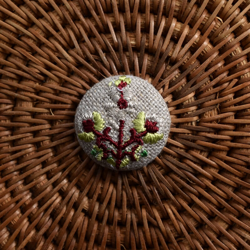 お花3輪シルバーくるみボタン刺繍ブローチ/22