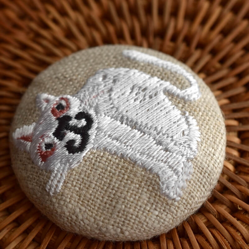 桃色猫にやりくるみボタン刺繍ブローチ/38
