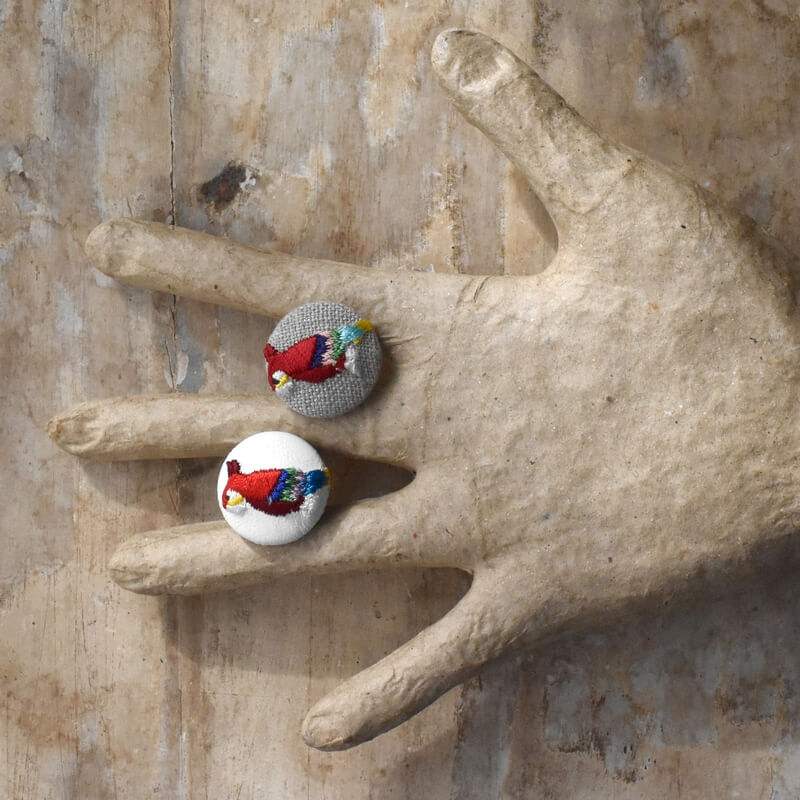 赤いオウム･くるみボタン刺繍ブローチ/22