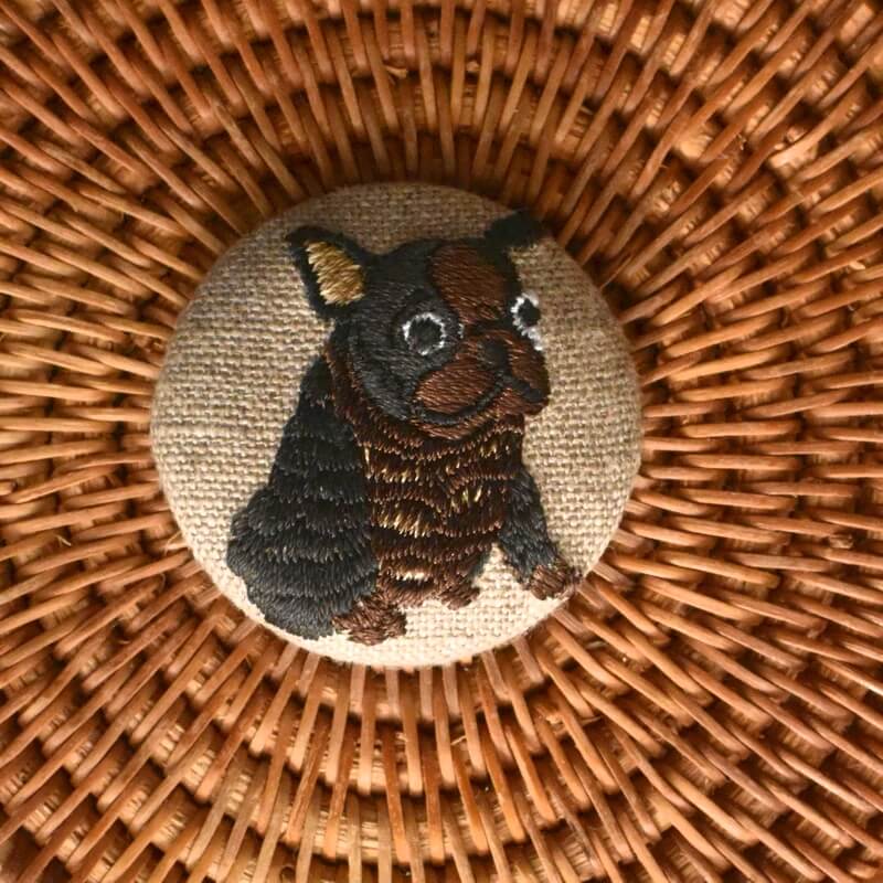 茶色いフレンチブルドックくるみボタン刺繍ブローチ/38