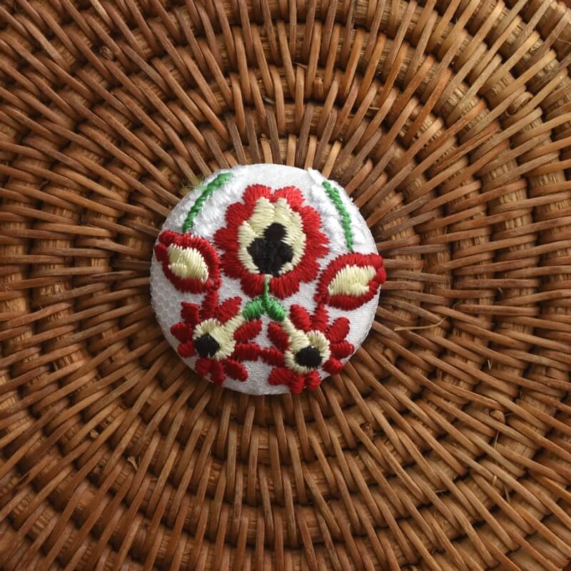 白いハンガリー実と花くるみボタン刺繍ブローチ/29