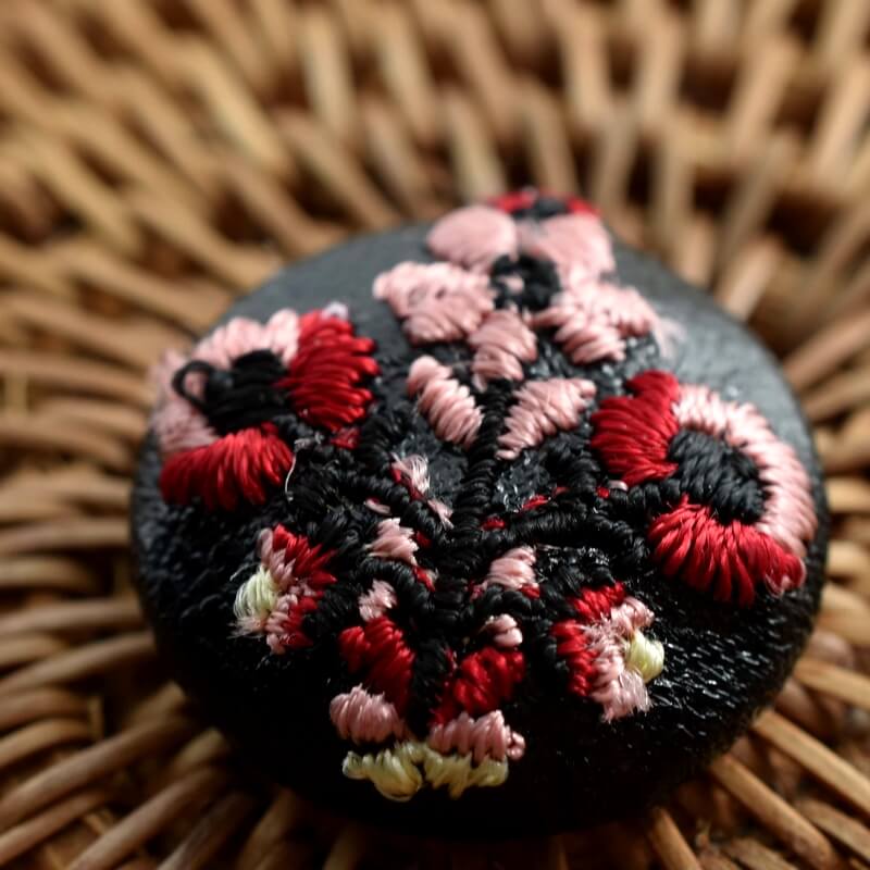 お花3輪ピンクくるみボタン刺繍ブローチ/22