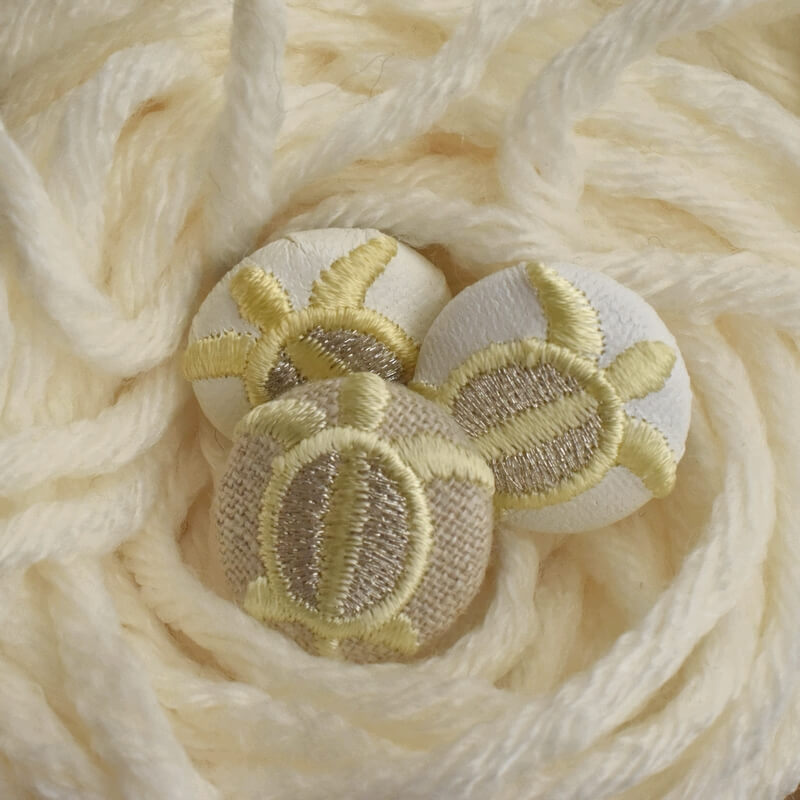 黄色のホヌ海亀くるみボタン刺繍ブローチ/22