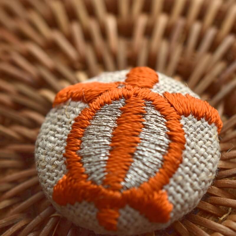 オレンジ色のホヌ海亀くるみボタン刺繍ブローチ/22