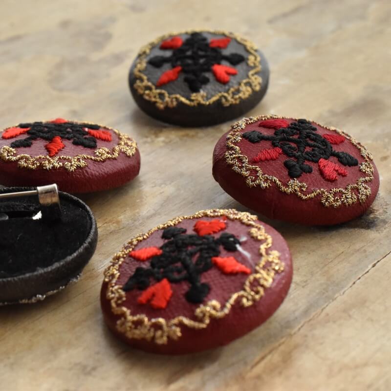 金トランプくるみボタン刺繍ブローチ/29