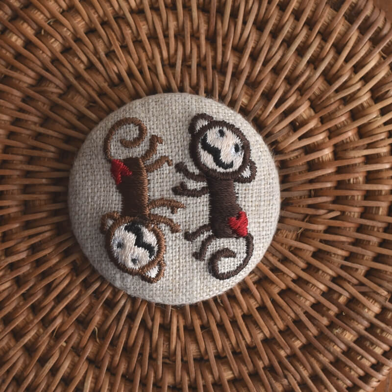 おさるダンスくるみボタン刺繍ブローチ/38