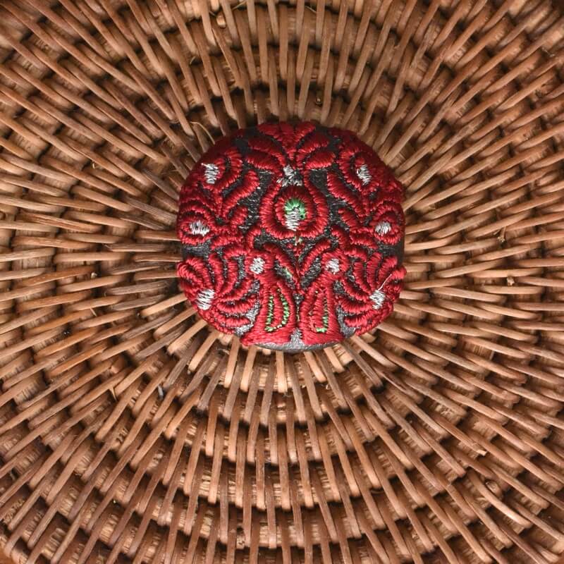 赤ハンガリー孔雀くるみボタンブルー刺繍ブローチ/29