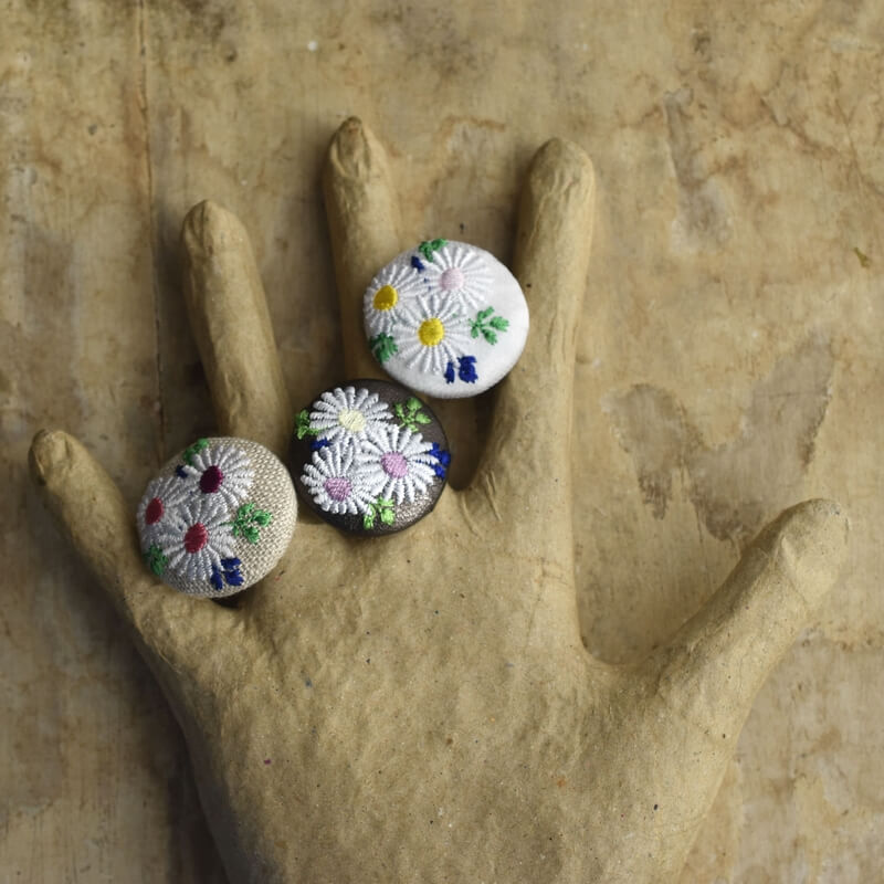 マーガレットくるみボタン刺繍ブローチ/29