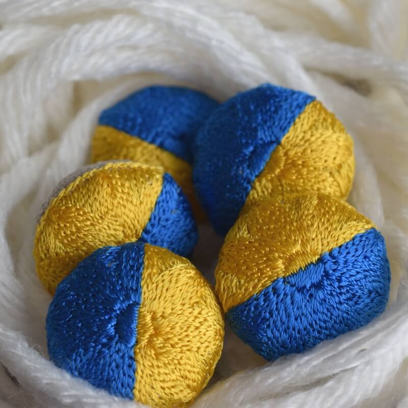 ウクライナ国旗[青黄旗_Ukraine]刺繍のくるみボタン