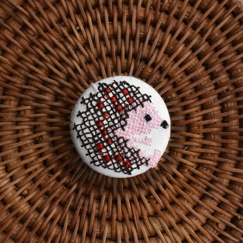 茶色ハリネズミくるみボタン刺繍ブローチ/29