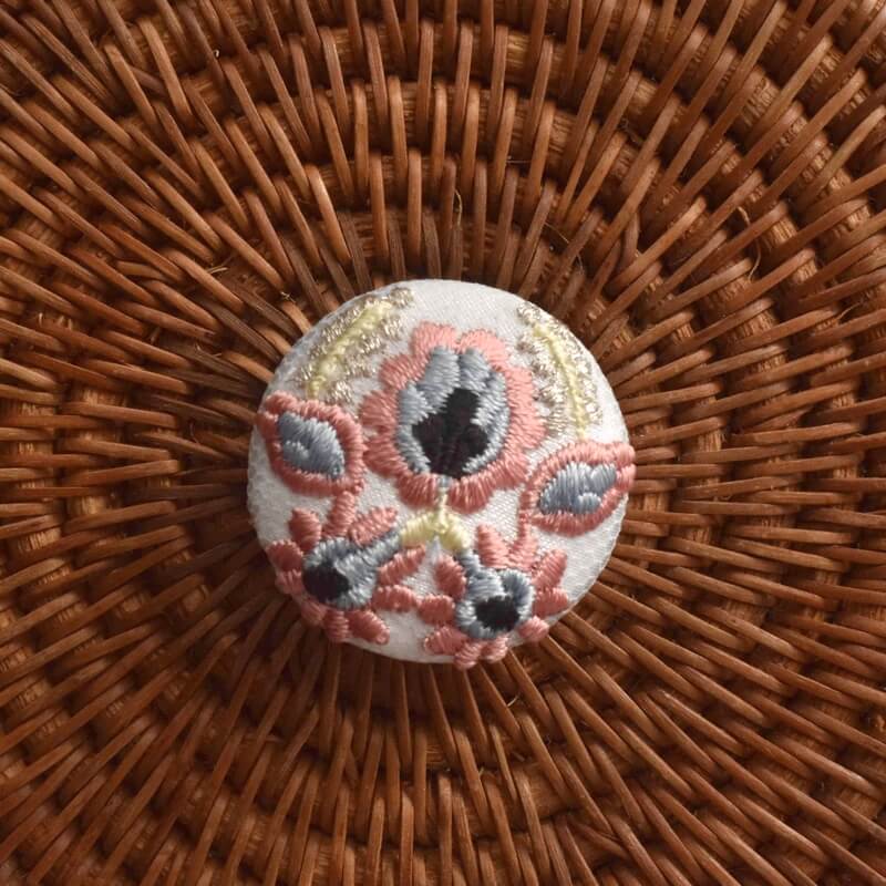 ハンガリー実と花くるみボタン刺繍ブローチ/29