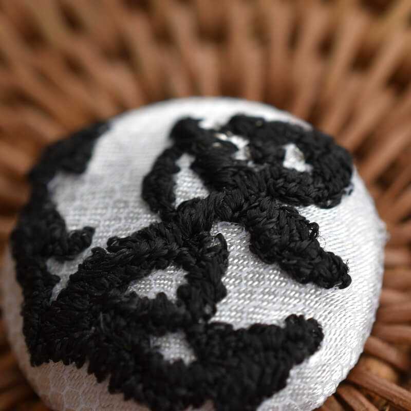 アンカー黒い碇・くるみボタン刺繍ブローチ/22