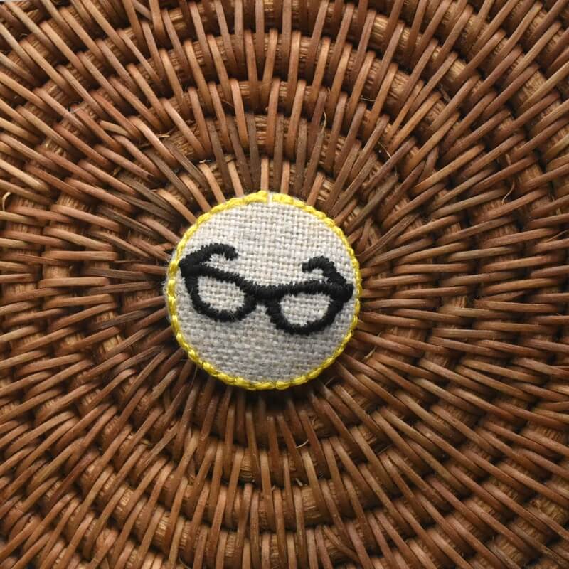 黒ぶちメガネくるみボタン刺繍ブローチ/22