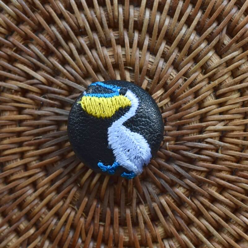 ペリカン･くるみボタン刺繍