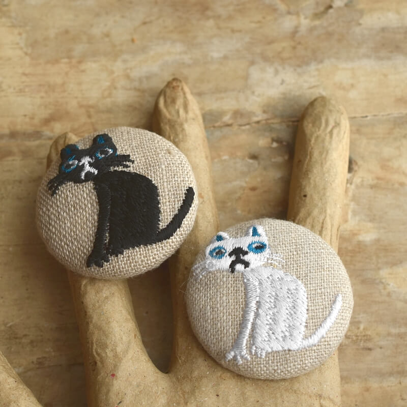 空色猫へのじくるみボタン刺繍ブローチ/38