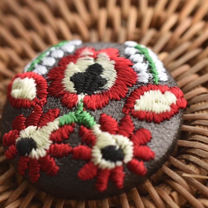 白いハンガリー実と花くるみボタン刺繍ブローチ/29