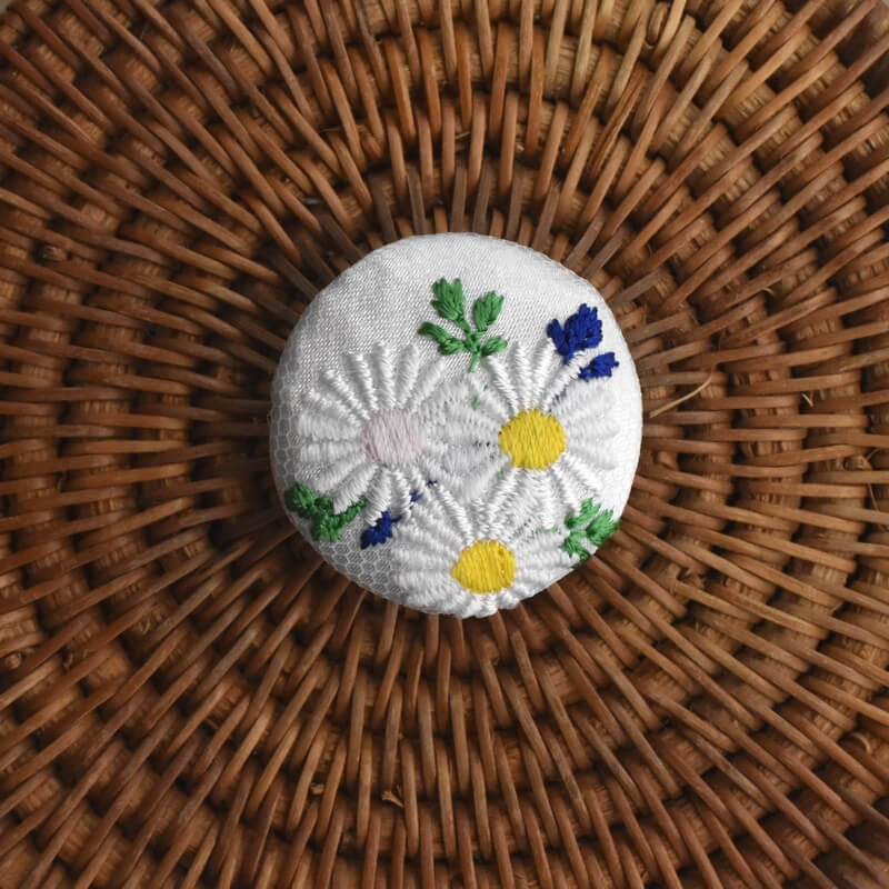 マーガレットくるみボタン刺繍ブローチ/29