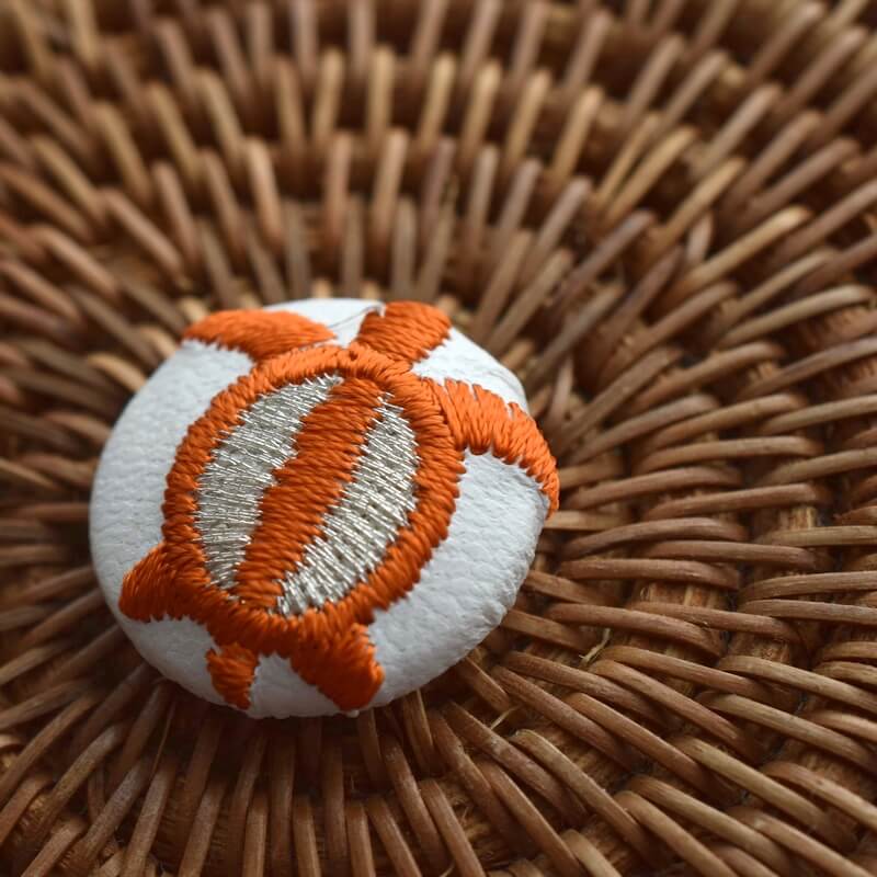 オレンジ色のホヌ海亀くるみボタン刺繍ブローチ/22