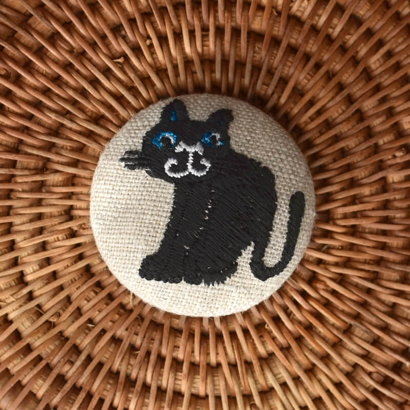 青色猫にやりくるみボタン刺繍ブローチ/38