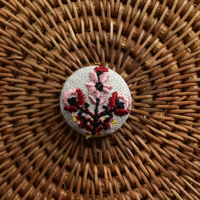 お花3輪ピンクくるみボタン刺繍ブローチ/22