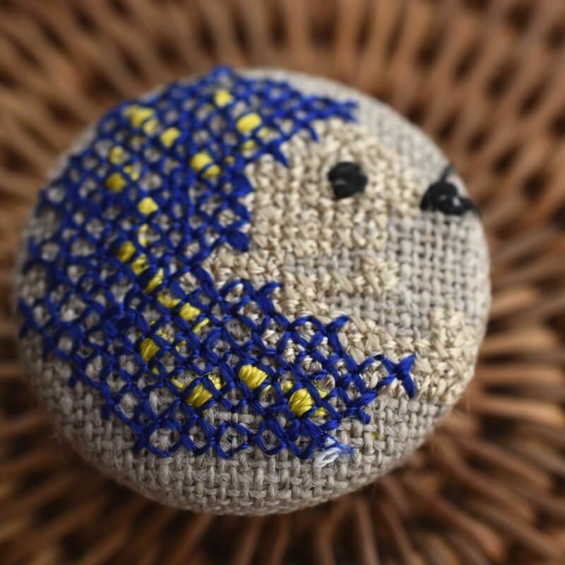 青いハリネズミくるみボタン刺繍ブローチ/29