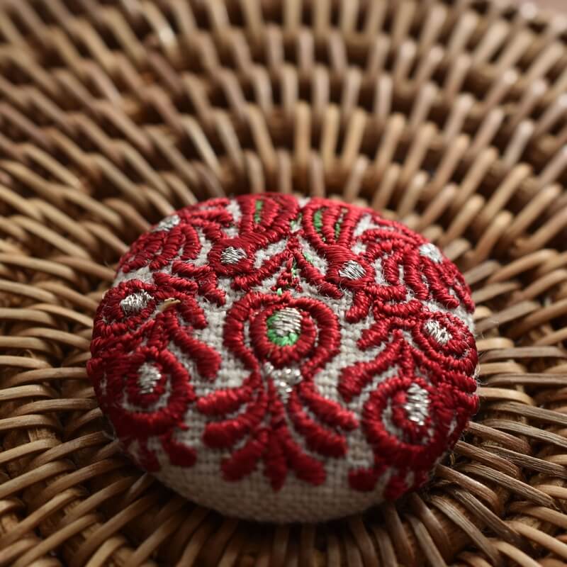 赤ハンガリー孔雀くるみボタンブルー刺繍ブローチ/29